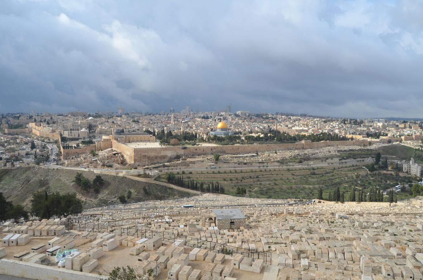 Viajar a Jerusalén es hacerlo a los orígenes del cristianismo. Según los Evangelios, allí Jesús entró el Domingo de Ramos, fue prendido en el Monte de los Olivos, vivió el Vía Crucis, la crucifixión y la resurreción, que es lo que se conmemora durante la Semana Santa. La ciudad conserva estos escenarios bíblicos que reciben cada año millones de visitantes.