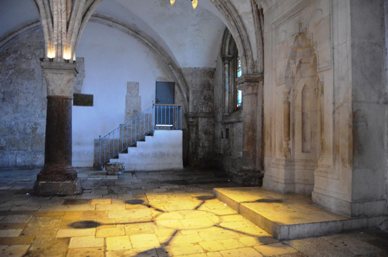 CENÁCULO, LUGAR DE LA ÚLTIMA CENA | En el Monte Sión, una de las colinas fuera de las murallas de la ciudad vieja, Jesús celebró la última cena e instituyó la Eucaristía (Jueves Santo). Actualmente existe un edificio de dos plantas, la de abajo lleva el título de tumba de David, venerada como tal tanto por los cristianos como por los judíos y los musulmanes. La planta alta es una gran sala conocida como el Cenáculo.