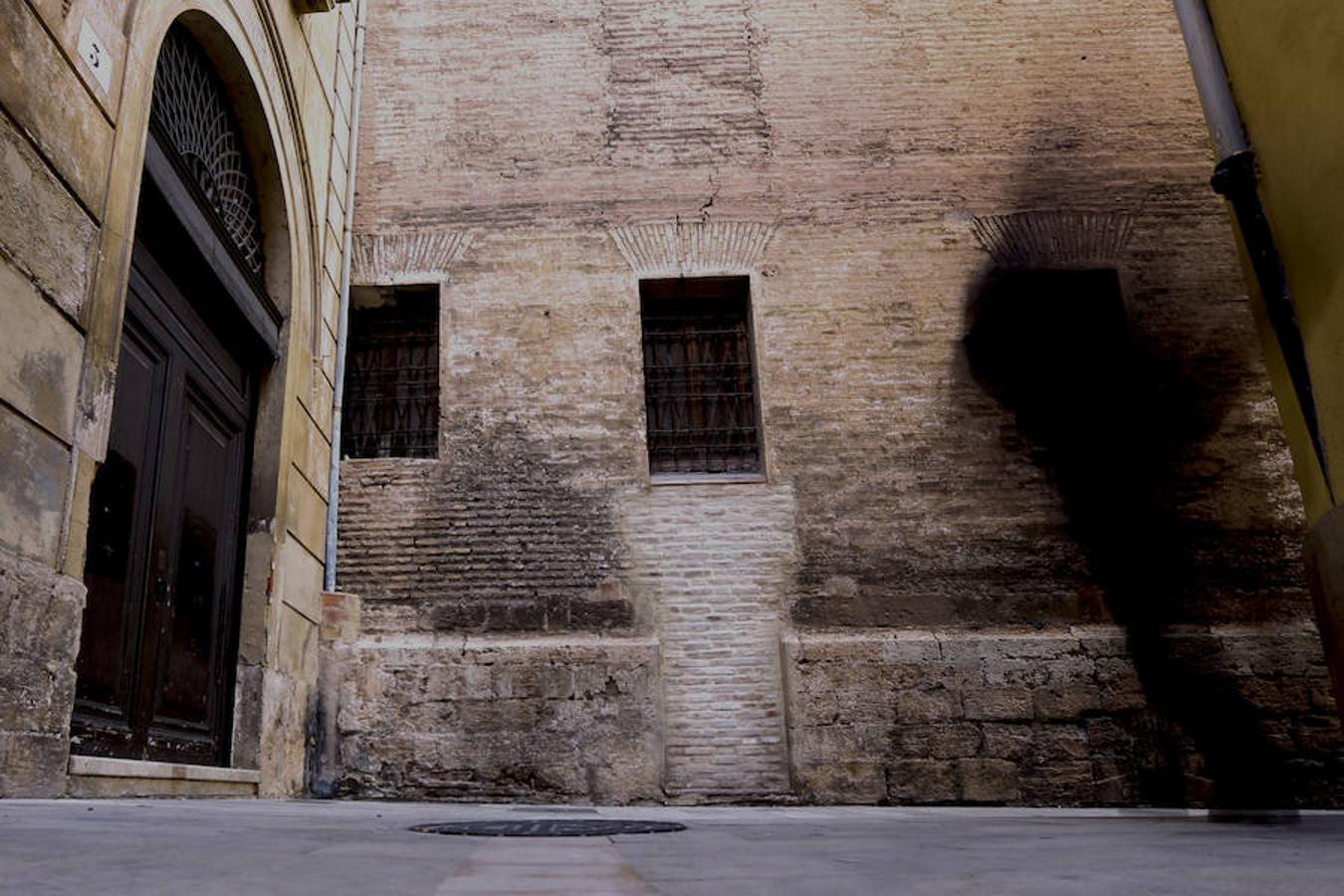 Casa del último verdugo de una ejecución pública | Durante la República, en la calle Angosta de la Compañía, en plena Ciutat Vella, vivía el último verdugo público de Valencia, que llevó a cabo la última ejecución pública en nuestro país. Pascual Ten Molina era su nombre. Hoy, como se puede observar en la imagen, la puerta se encuentra completamente tapiada.