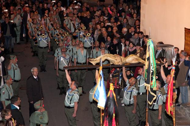 Multitud de personas acudieron a Ràfol d'Almúnia a ver a los legionarios portar el paso del Cristo del Amparo en la procesión del Santo Entierro. 