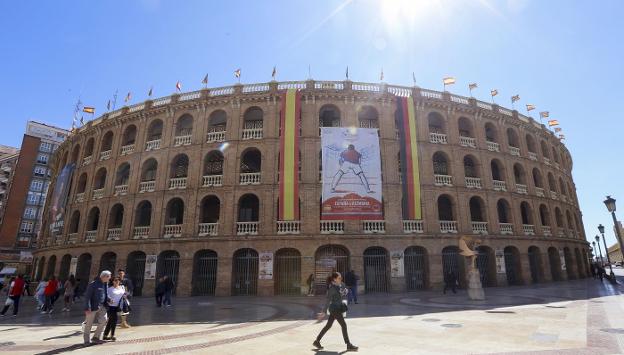 Así luce la fachada de la plaza de toros de Valencia para la eliminatoria ante Alemania. 