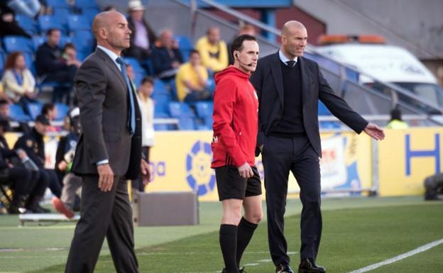 Paco Jémez y Zinedine Zidane, durante el partido. 