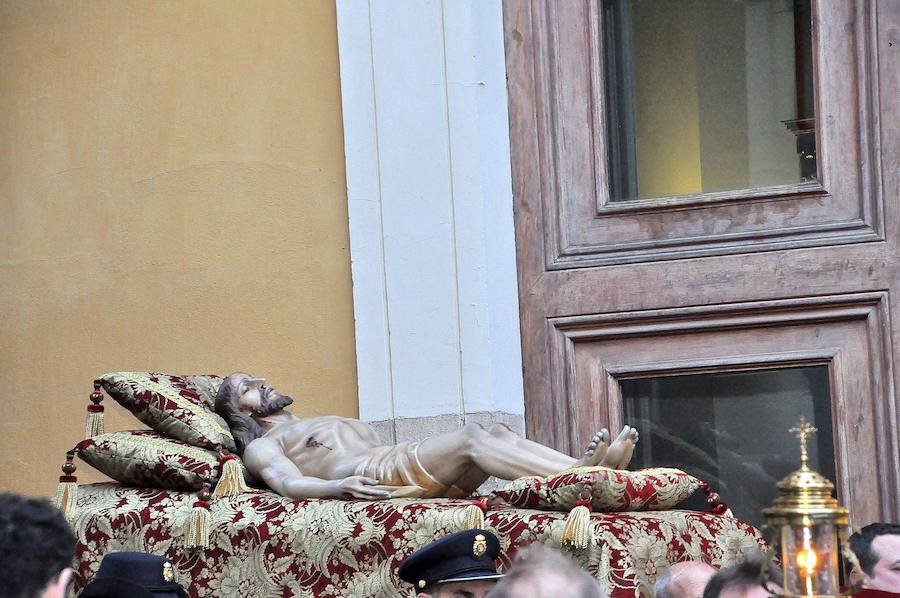 El cardenal arzobispo de Valencia, Antonio Cañizares, presidió ayer la procesión del Santo Entierro por Ciutat Vella cuya celebración recuperó el pasado año la parroquia de San Nicolás.Durante el recorrido, la Cofradía del Cristo del Fossar portó a hombros la talla de un Cristo yacente de siglo XVIII y estuvieron acompañados por el Centro Instructivo Musical de Alfafar y la colla Tío Vaina.