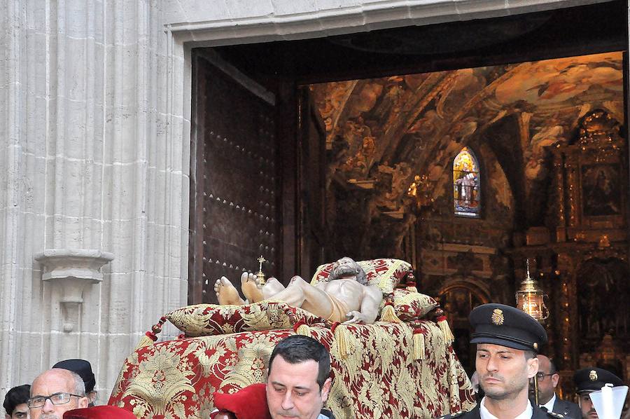 El cardenal arzobispo de Valencia, Antonio Cañizares, presidió ayer la procesión del Santo Entierro por Ciutat Vella cuya celebración recuperó el pasado año la parroquia de San Nicolás.Durante el recorrido, la Cofradía del Cristo del Fossar portó a hombros la talla de un Cristo yacente de siglo XVIII y estuvieron acompañados por el Centro Instructivo Musical de Alfafar y la colla Tío Vaina.