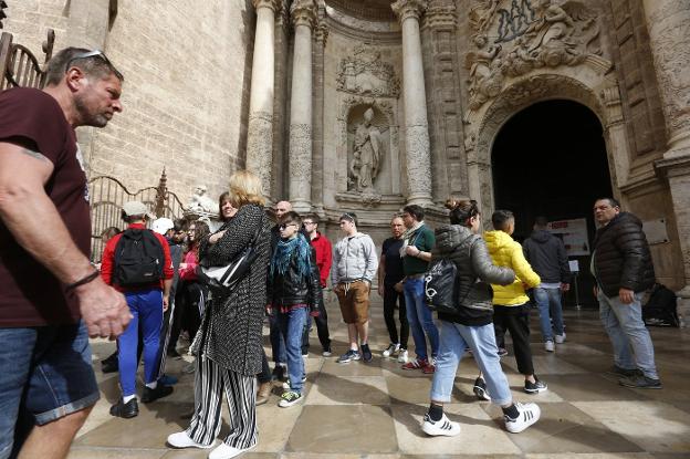 Turistas en el centro de Valencia, ayer. 