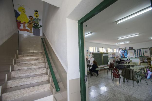 Una profesora prepara una clase en un colegio público. 