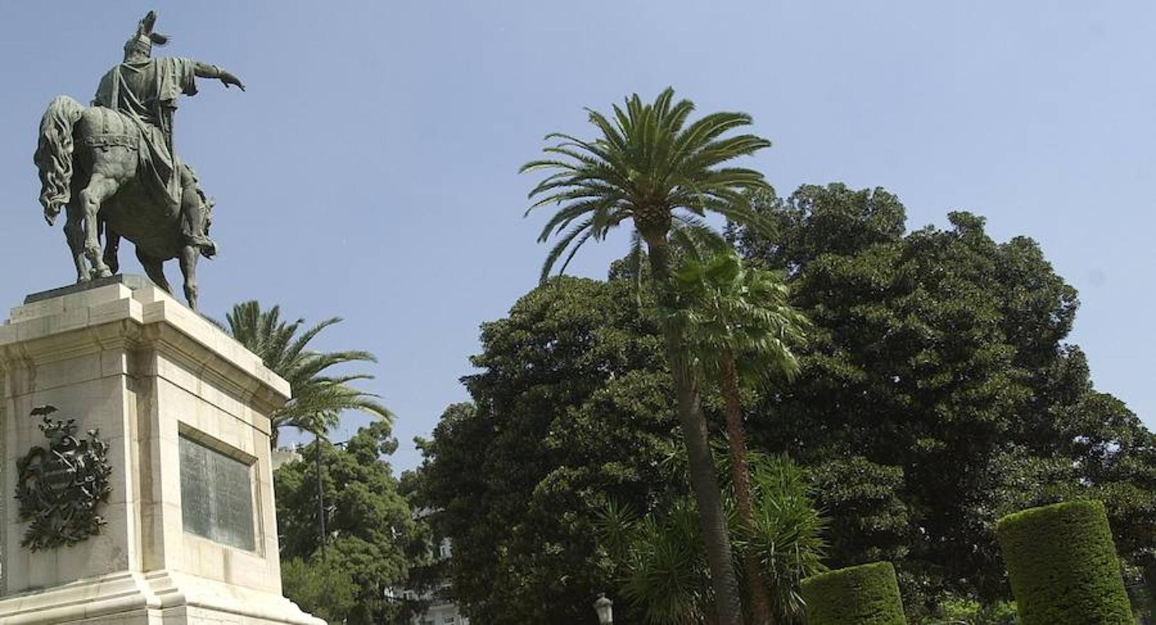 10.- El Parterre (Plaza Alfonso el Magnánimo, s/n) | La fecha aproximada de construcción de estos jardines es el año 1850, pero su organización definitiva tiene lugar bastante después, al ser inaugurado el monumento al Rey Jaime I (en la imagen). La estatua pesa once mil quinientos kilos y fue fundida en los talleres de la Maquinista Valenciana con el bronce de varios cañones abandonados en el castillo de Peñíscola y que el Ejército donó a los promotores. Lograr esa donación fue uno de los esfuerzos de una junta promotora que concibió la idea de levantar una estatua dedicada a Jaime I en la redacción de LAS PROVINCIAS, en una de las tertulias que Teodoro Llorente sostenía con redactores de la casa, colaboradores, escritores y directivos de Lo Rat Penat. La idea surgió en 1876, cuando se conmemoró el VI Centenario de la muerte del monarca; pero hasta quince años después no fue realidad. 