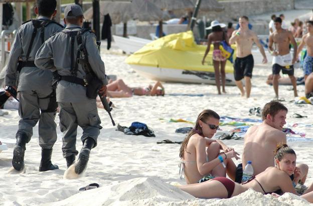 Dos policías mexicanos vigilan una playa de Cancún. 