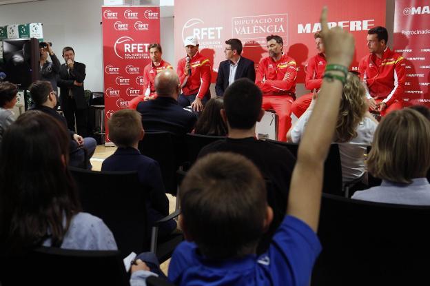 Rafa Nadal y el resto de integrantes del equipo de español responden ayer a los niños. 