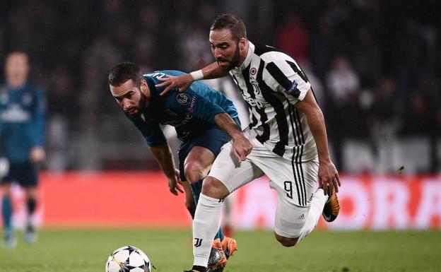 Carvajal pugna con Higuain