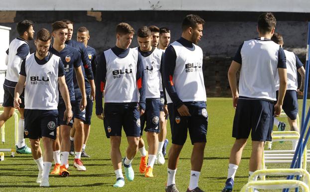 Algunos jugadores en el entrenamiento de hoy del Valencia CF.