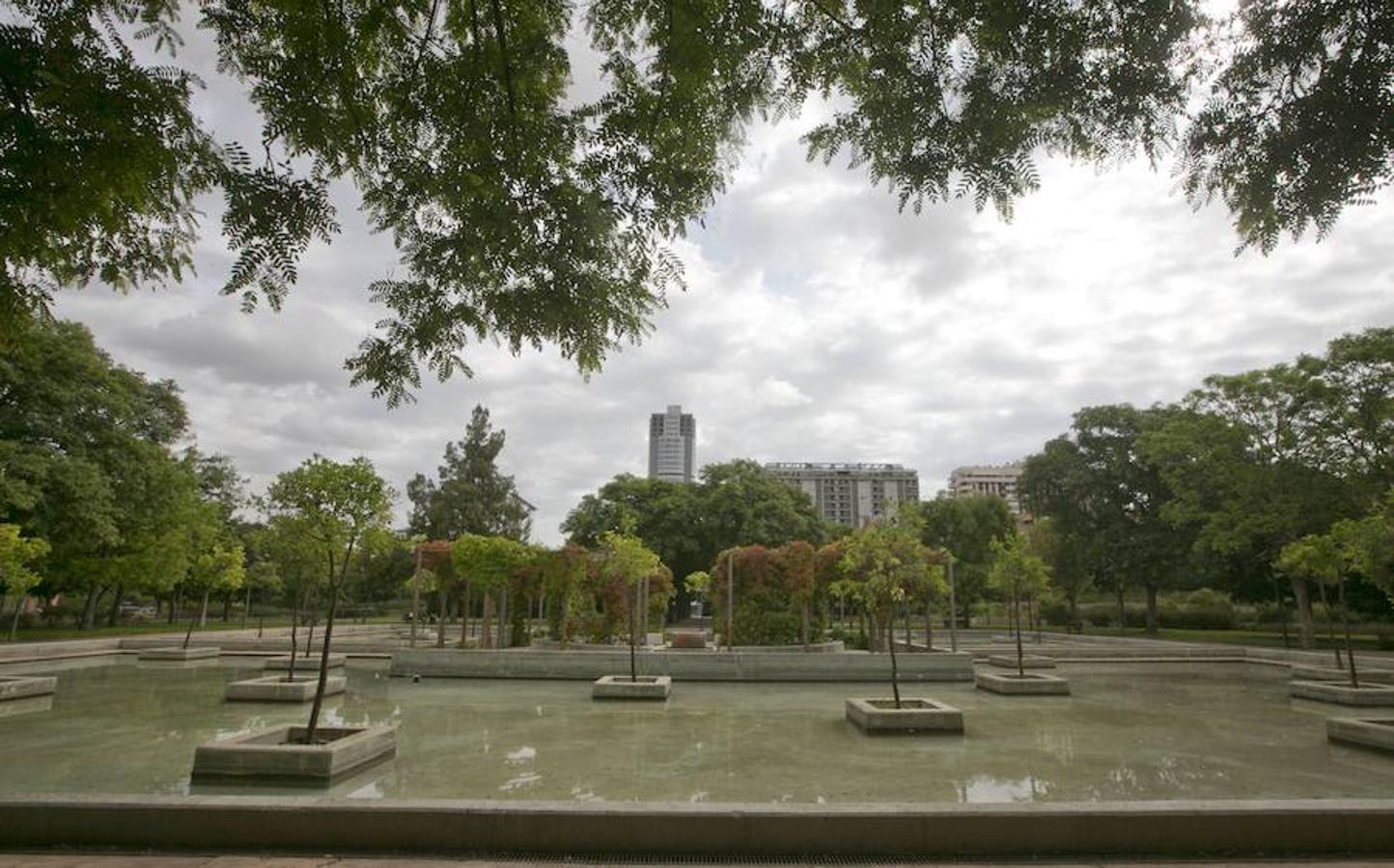 2.- Jardín Polifilo (C/ Camp del Turia, S/N, cerca del Palacio de Congresos) | Inspirado en el libro de Francesco Colonna 'Sueño de Polifilo', se ha concebido como un jardín romántico y evocador con zonas diferenciadas de sugerentes nombres; plaza de las Puertas del Destino, El Guardían de los Huertos, la Isla de Citerea (en la imagen), el Estanque de los Naranjos, la Plaza de los Cipreses, la Montaña Artificial... unidos por ondulantes caminos que configuran un espacio creado para el descanso y la relajación.