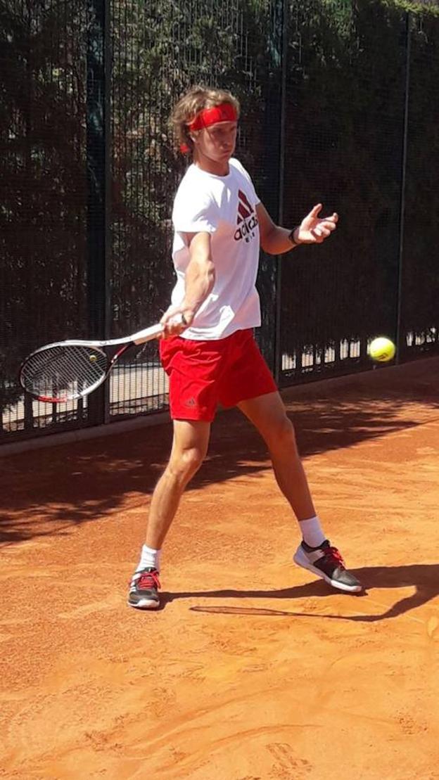 Alexander Zverev se entrena ayer en Valencia. 