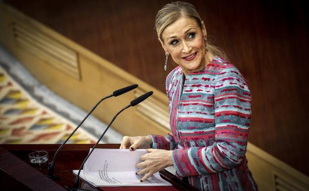 Cristina Cifuentes habla en la Asamblea de Madrid. 