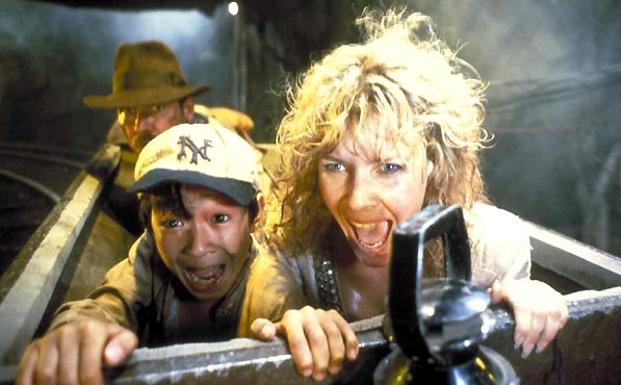 Harrison Ford (detrás), Jonathan Ke Quan (i) y Kate Capshaw, en 'Indiana Jones y el templo maldito'. 