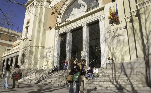 Entrada de la Facultad de Medicina y Odontología de la UV, a la que pertenecen dos de los investigadores más citados.