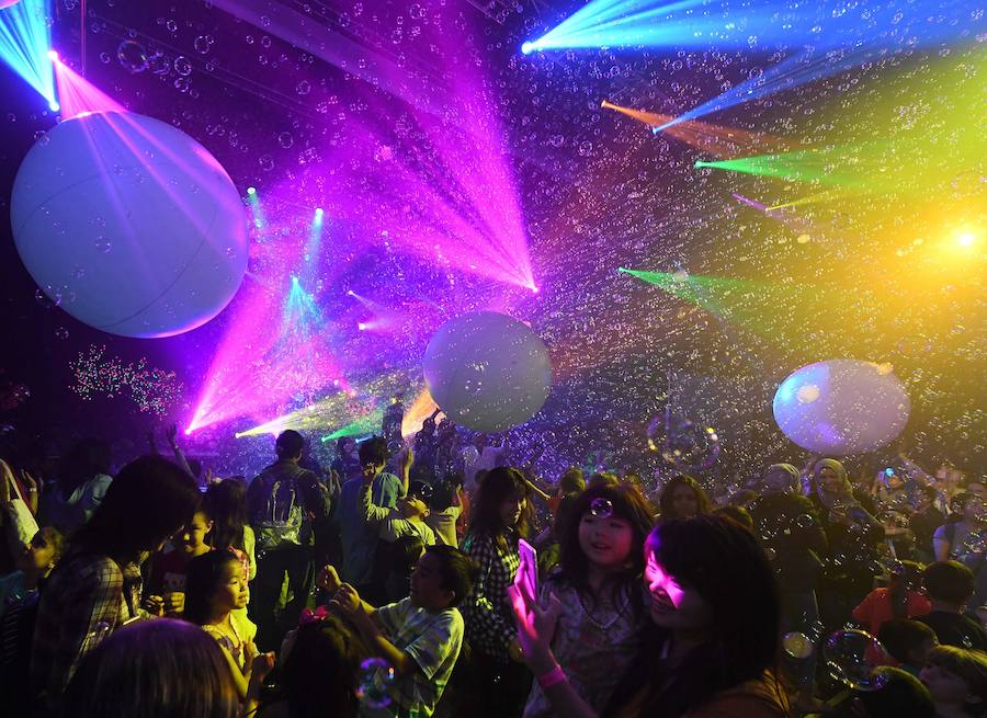 Fotos: Espectaculares imágenes del Mega Bubblefest Laser Show de California