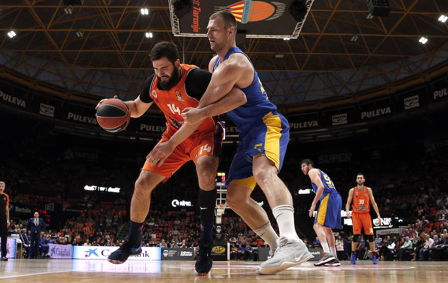 Estas son las imágenes que deja el partido de la última jornada de Euroliga, que ha terminado con victoria del conjunto taronja
