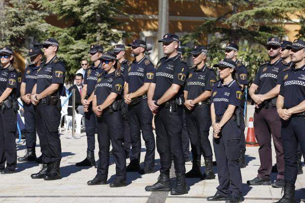 Policías locales, en un acto celebrado en la central del Cuerpo en la avenida del Cid. 