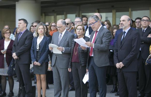 Representantes judiciales, ayer a las puertas de la Ciudad de la Justicia. 