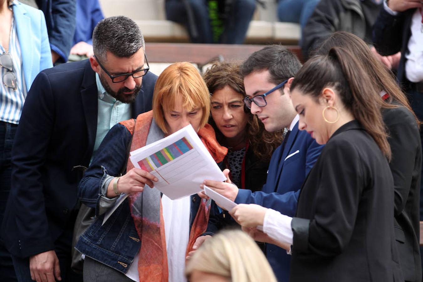 El concejal de Cultura Festiva en el Ayuntamiento de Valencia, Pere Fuset (i), junto a Pilar Soriano, concejal de Medio Ambiente, en el centro de la imagen con un pañuelo al cuello.