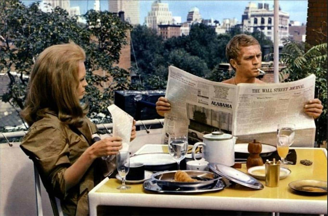 'El caso de Thomas Crown' | Dirigida por Norman Jewison y protagonizada por Steve McQueen y Faye Dunaway, entre otros, la película narra la vida de Thomas Crown (papel interpretado por Steve McQueen), un millonario de Boston, un hombre que se ha hecho a sí mismo y se aburre de la vida que lleva. Para huir de la rutina, Crown prepara un golpe perfecto: robar un banco y marcharse después a Brasil. Para ello reúne a un grupo de delincuentes, deposita tres millones de dólares en un banco suizo y da el golpe sin dejar pistas. La encargada de esclarecer el caso será una investigadora de una compañía de seguros (Faye Dunaway). 