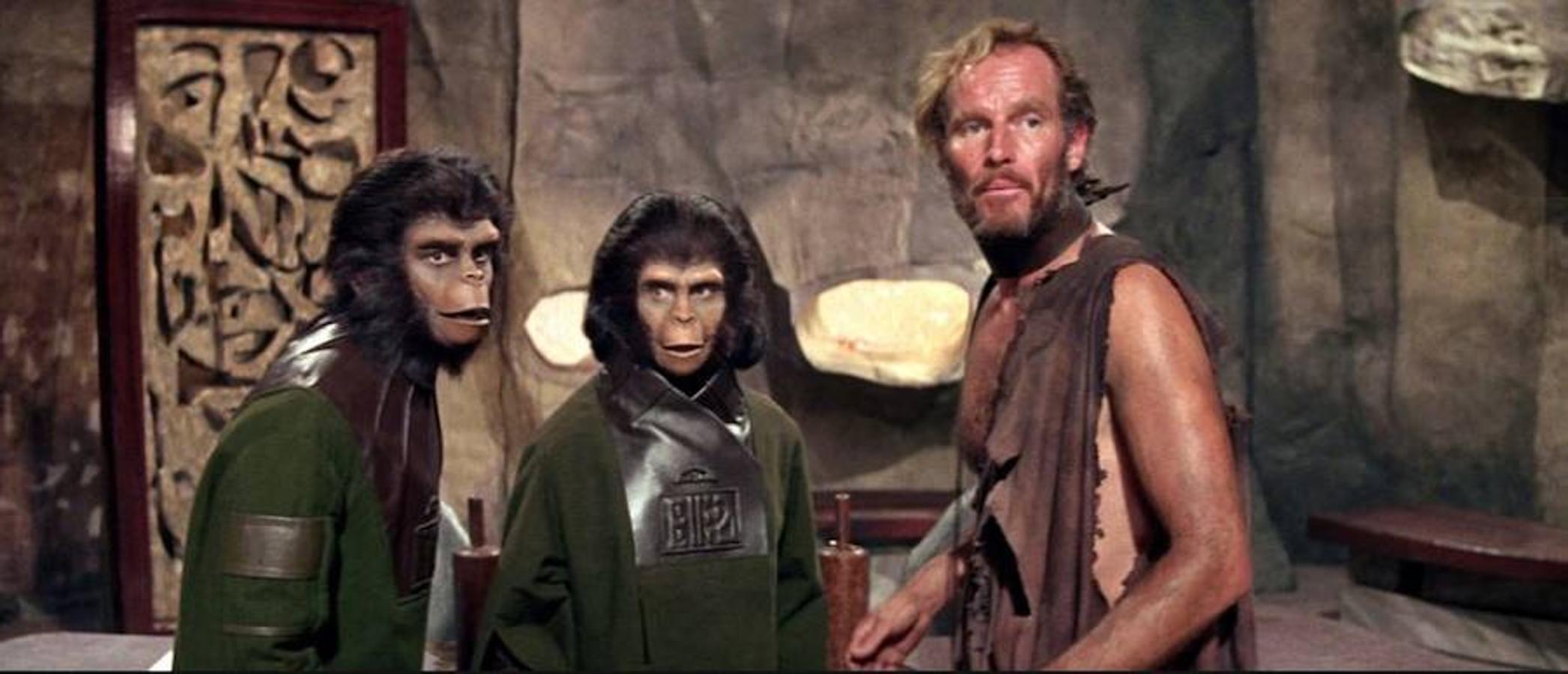 'El planeta de los simios' | Charlton Heston y Roddy McDowall encabezan el reparto de esta película de ciencia ficción dirigida por Franklin J. Schaffner. George Taylor es un astronauta que forma parte de la tripulación de una nave espacial -en una misión de larga duración- que se estrella en un planeta desconocido en el que, a primera vista, no hay vida inteligente. Sin embargo, muy pronto se dará cuenta de que está gobernado por una raza de simios mentalmente muy desarrollados que esclavizan a unos seres humanos que carecen de la facultad de hablar. Cuando su líder, el doctor Zaius, descubre horrorizado que Taylor posee el don de la palabra, decide que hay que eliminarlo.