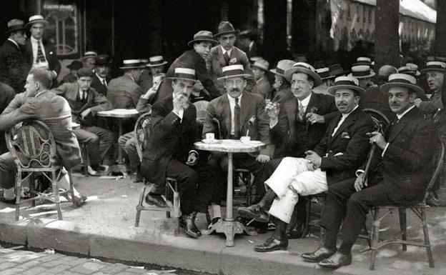 Varios hombres posan en una terraza de San Sebastián en 1925. 
