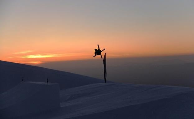 La sesión vespertina en el Snowpark Sulayr reunió a muchos aficionados