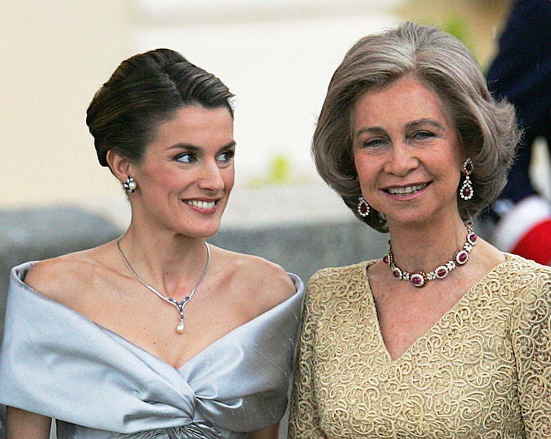 El tenso incidente entre las dos reinas, Letizia y Sofía, tras la celebración de la Misa de Pascua del pasado 1 de abril, marcó un antes y un después en la imagen pública de la relación entre ambas. Pero el trato entre las monarcas no siempre ha sido así. Aquí una selección de imágenes que prueba el 'buen rollo' que reinaba entre ellas: