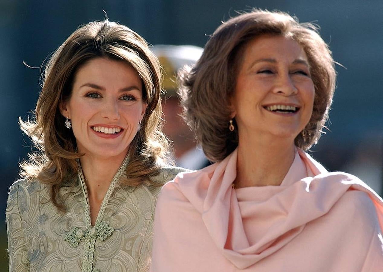 El tenso incidente entre las dos reinas, Letizia y Sofía, tras la celebración de la Misa de Pascua del pasado 1 de abril, marcó un antes y un después en la imagen pública de la relación entre ambas. Pero el trato entre las monarcas no siempre ha sido así. Aquí una selección de imágenes que prueba el 'buen rollo' que reinaba entre ellas: