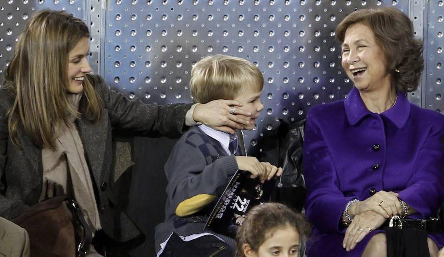 El tenso incidente entre las dos reinas, Letizia y Sofía, tras la celebración de la Misa de Pascua del pasado 1 de abril, marcó un antes y un después en la imagen pública de la relación entre ambas. Pero el trato entre las monarcas no siempre ha sido así. Aquí una selección de imágenes que prueba el 'buen rollo' que reinaba entre ellas: