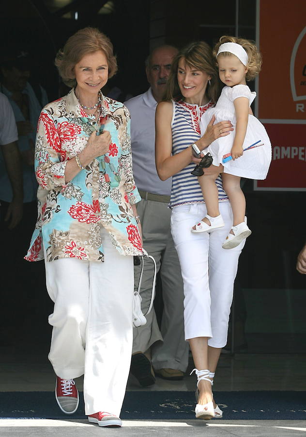 El tenso incidente entre las dos reinas, Letizia y Sofía, tras la celebración de la Misa de Pascua del pasado 1 de abril, marcó un antes y un después en la imagen pública de la relación entre ambas. Pero el trato entre las monarcas no siempre ha sido así. Aquí una selección de imágenes que prueba el 'buen rollo' que reinaba entre ellas: