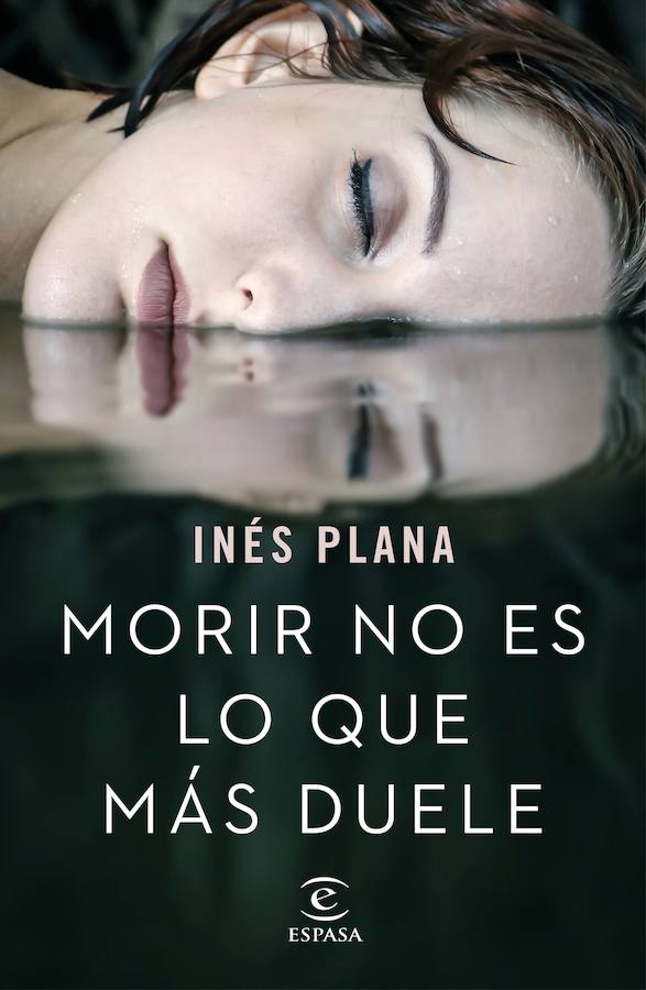 FICCIÓN | 'Morir no es lo que más duele', de Inés Plana. Un thriller en línea con las novelas que se más se venden en la actualidad. Un hombre aparece ahorcado en un pinar a las afueras de Madrid, con los ojos arrancados de cuajo. En uno de sus bolsillos se halla un misterioso papel con el nombre y la dirección de una mujer: Sara Azcárraga, que vive a pocos kilómetros del escenario del crimen. El teniente de la Guardia Civil Julián Tresser se hace cargo del caso, asistido por el joven cabo Coira, que se enfrenta por vez primera a una investigación criminal con demasiados enigmas.