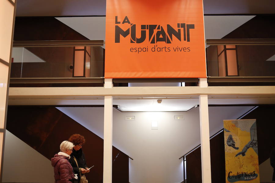 El teatro de las Naves vuelve a escena tras más de un año cerrada. Por fin La Mutant, antes Espai Mutant, reabrió. El teatro de las Naves se cerró en diciembre de 2016 después de que unas filtraciones de agua dañaran el suelo escénico. El espacio, que ahora gestiona Acción Cultural, vuelve a escena con el Festival Contorsions. 'La cosa', del artista milanés Claudio Stellato, ha inaugurado esta nueva etapa. Para la programación de abril a junio el Ayuntamiento ha destinado 70.000 euros. La gestión de La Mutant recae en Olga Álvarez.