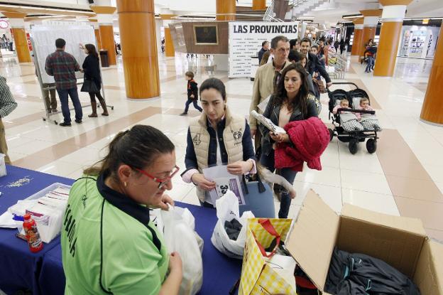 Participantes recogiendo el dorsal y la bolsa. 