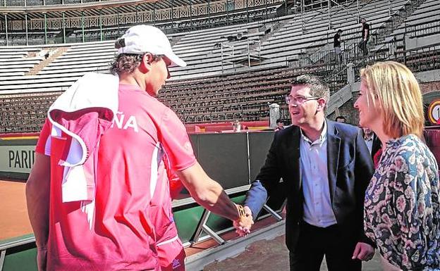 Rafa Nadal saluda al presidente de la Diputación, Jorge Rodríguez. 