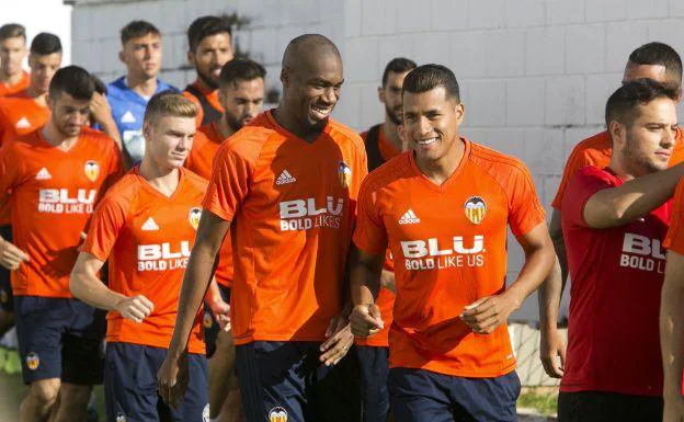 Los jugadores del Valencia durante una jornada de entrenamiento.