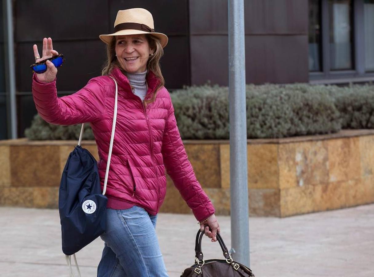 Los Reyes Felipe y Letizia, acompañados por la Reina Sofía, la Princesa Leonor y la Infanta Sofía, a su llegada este domingo a la Clínica Universitaria La Moraleja para visitar a Don Juan Carlos, operado el viernes de forma satisfactoria para sustituirle la prótesis artificial que le fue implantada en la rodilla derecha hace siete años. La Infanta Elena también ha visitado hoy a su padre.