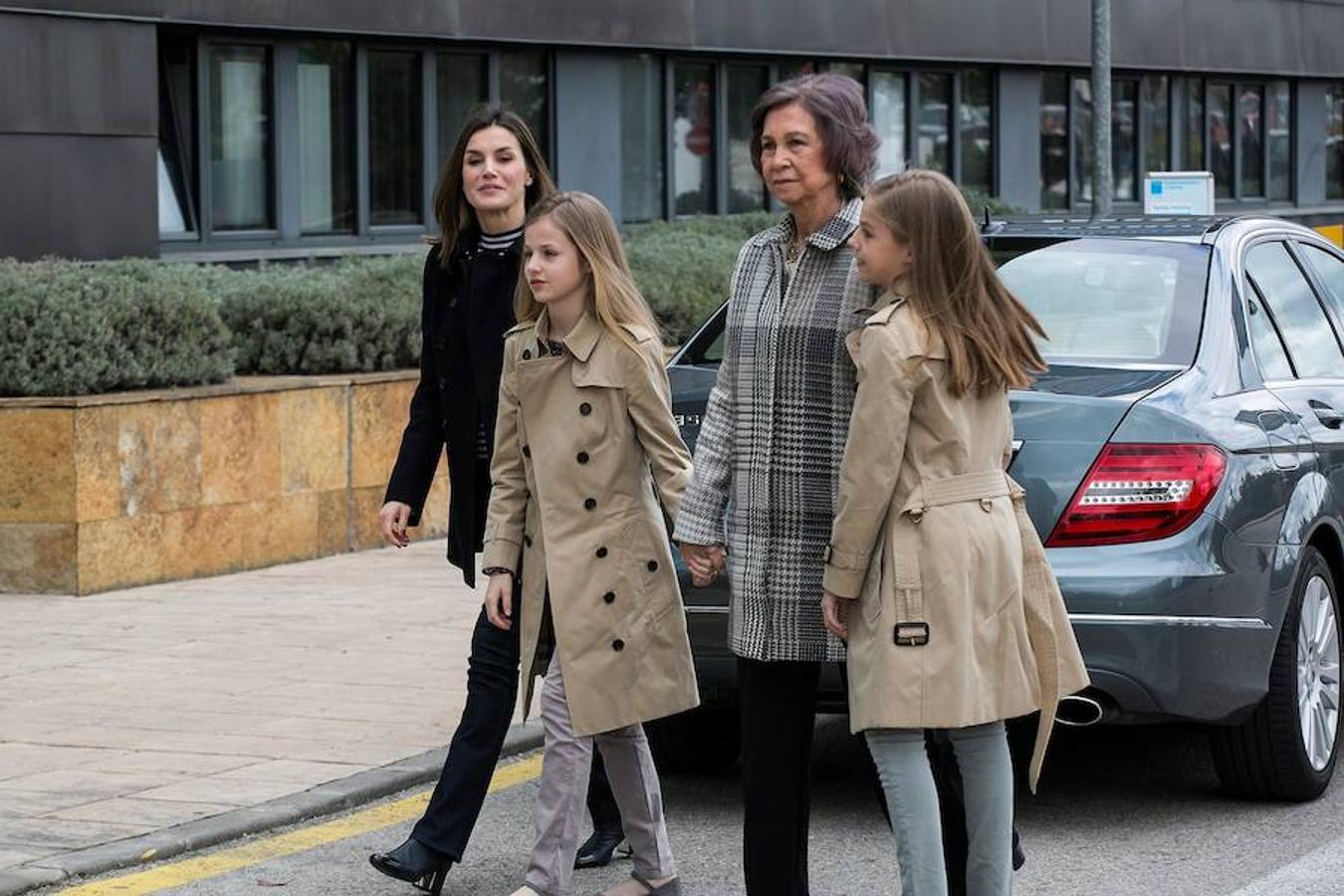 Los Reyes Felipe y Letizia, acompañados por la Reina Sofía, la Princesa Leonor y la Infanta Sofía, a su llegada este domingo a la Clínica Universitaria La Moraleja para visitar a Don Juan Carlos, operado el viernes de forma satisfactoria para sustituirle la prótesis artificial que le fue implantada en la rodilla derecha hace siete años. La Infanta Elena también ha visitado hoy a su padre.