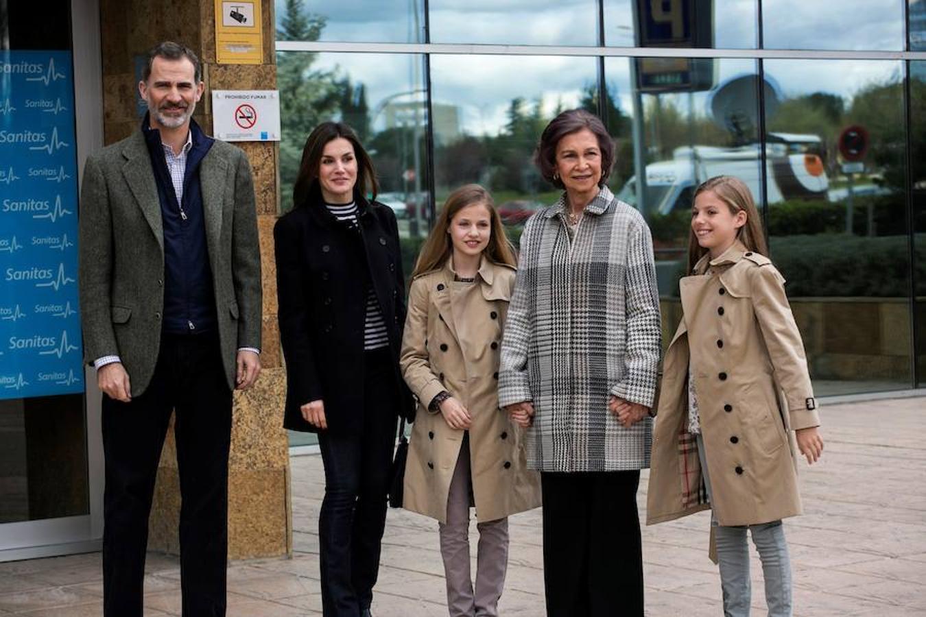 Los Reyes Felipe y Letizia, acompañados por la Reina Sofía, la Princesa Leonor y la Infanta Sofía, a su llegada este domingo a la Clínica Universitaria La Moraleja para visitar a Don Juan Carlos, operado el viernes de forma satisfactoria para sustituirle la prótesis artificial que le fue implantada en la rodilla derecha hace siete años. La Infanta Elena también ha visitado hoy a su padre.