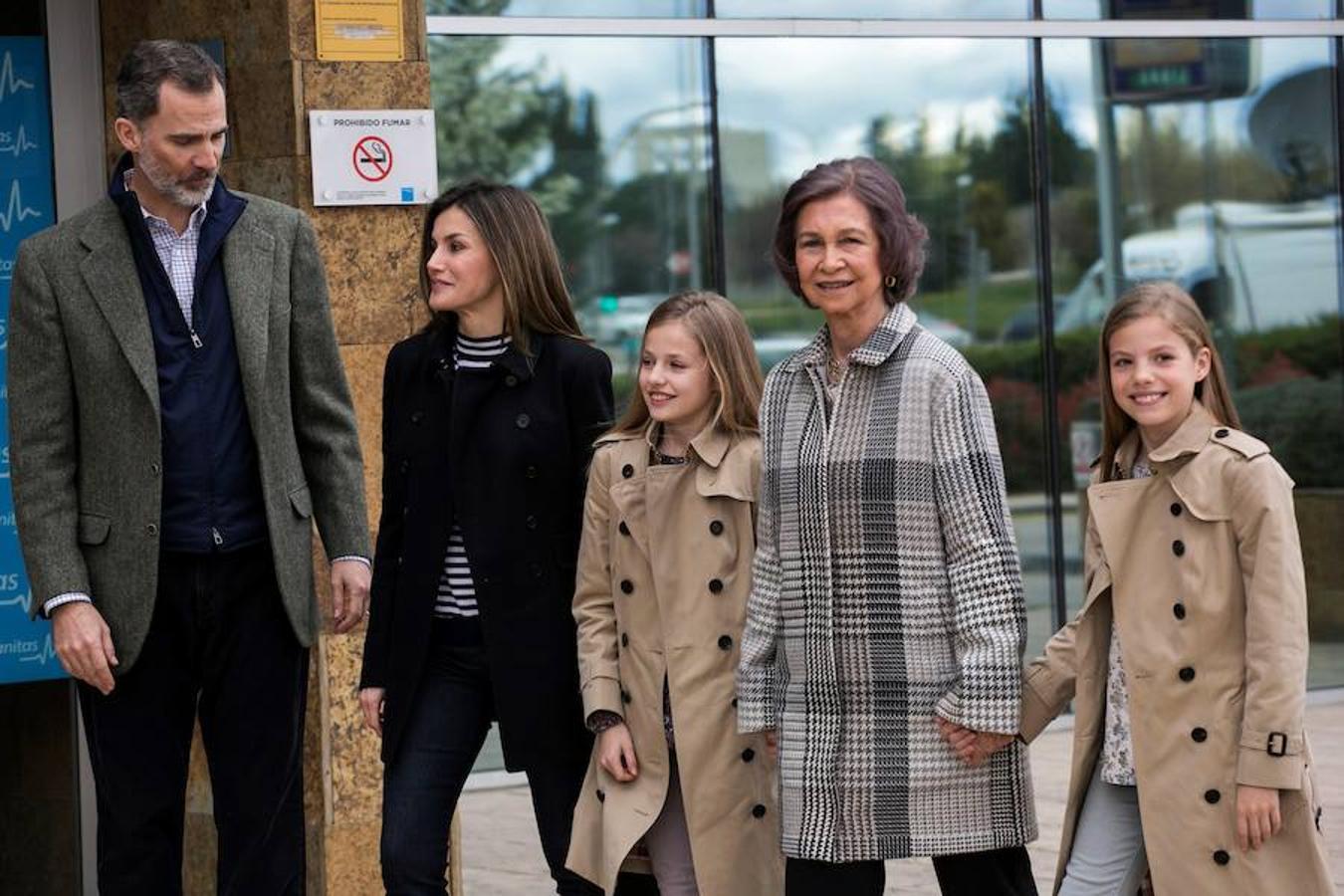 Los Reyes Felipe y Letizia, acompañados por la Reina Sofía, la Princesa Leonor y la Infanta Sofía, a su llegada este domingo a la Clínica Universitaria La Moraleja para visitar a Don Juan Carlos, operado el viernes de forma satisfactoria para sustituirle la prótesis artificial que le fue implantada en la rodilla derecha hace siete años. La Infanta Elena también ha visitado hoy a su padre.