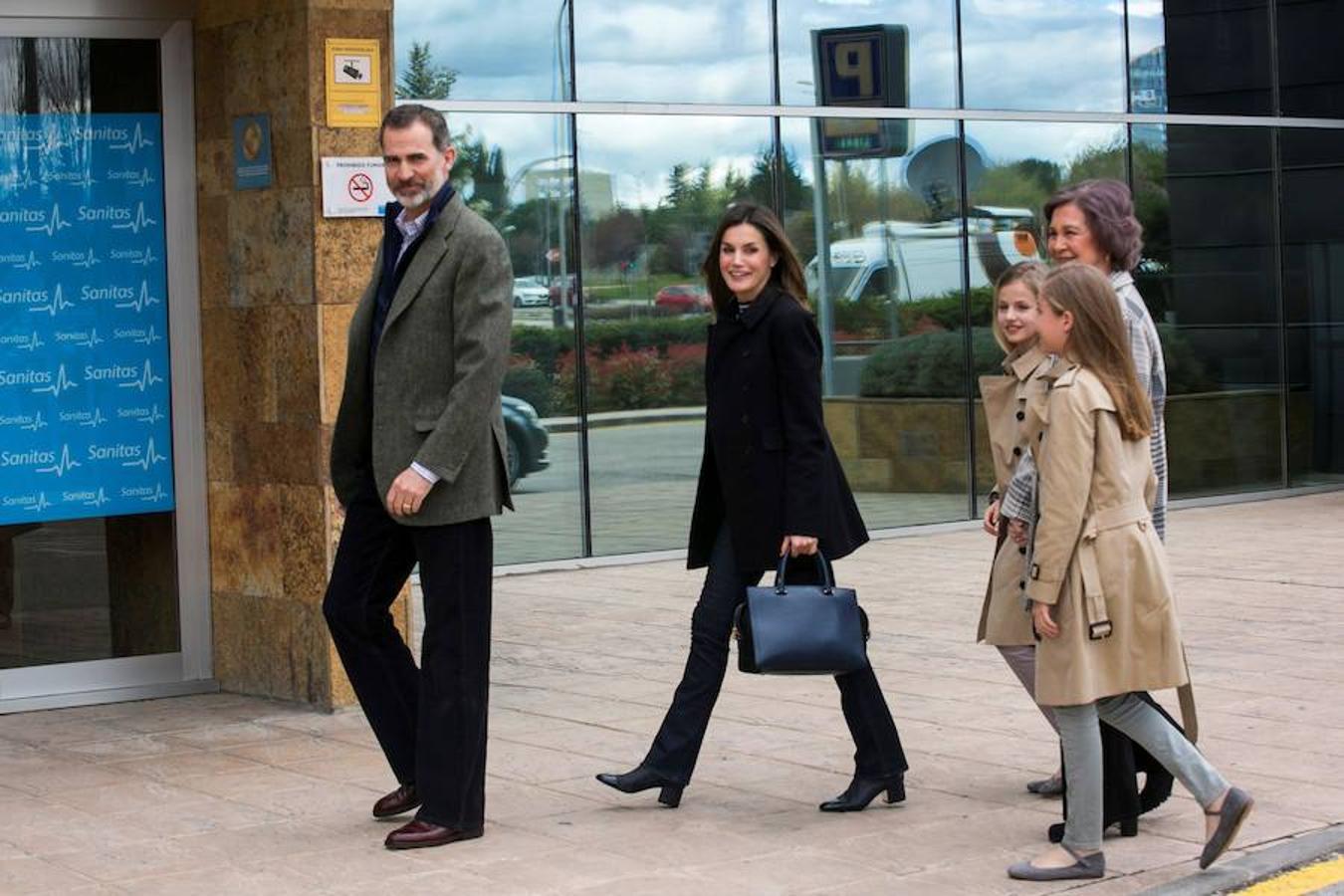 Los Reyes Felipe y Letizia, acompañados por la Reina Sofía, la Princesa Leonor y la Infanta Sofía, a su llegada este domingo a la Clínica Universitaria La Moraleja para visitar a Don Juan Carlos, operado el viernes de forma satisfactoria para sustituirle la prótesis artificial que le fue implantada en la rodilla derecha hace siete años. La Infanta Elena también ha visitado hoy a su padre.