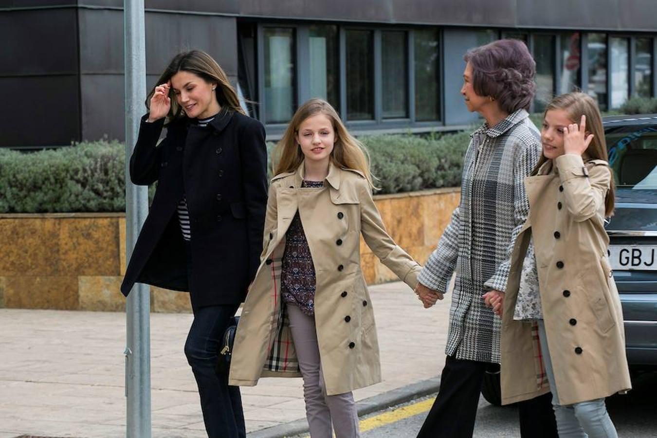 Los Reyes Felipe y Letizia, acompañados por la Reina Sofía, la Princesa Leonor y la Infanta Sofía, a su llegada este domingo a la Clínica Universitaria La Moraleja para visitar a Don Juan Carlos, operado el viernes de forma satisfactoria para sustituirle la prótesis artificial que le fue implantada en la rodilla derecha hace siete años. La Infanta Elena también ha visitado hoy a su padre.