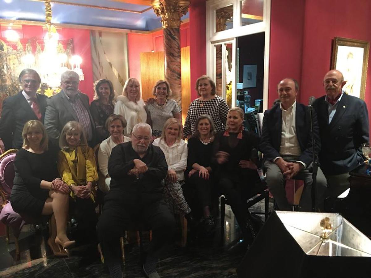 Las meriendas pascueras son una tradición valenciana de la que apenas queda el recuerdo que perdura en la memoria de los más mayores. El pintor Enrique Senís Oliver invitó hace unos días a un grupo de amigos en su casa. Entre los invitados, las hermanas Laura y Blanca Fitera, Vicente Aguilar y Toña Játiva, la presidenta del Ateneo Carmen de Rosa y María Rosa Fenollar, Pepe Ballester Olmos con su mujer Maribel Molins, el general Juan Montenegro Álvarez de Tejera y Lucía Zaragozá, Teresa Argüello, Marisa Domingo, Ricardo Falcó y su mujer Michele Ann, Alfredo Granell y su mujer Isabel y el notario Ramón Almazán, entre otros. También estuvo Mayrén Beneyto. En Xàbia, Pilar Carbonell y Amina Basáñez montaron estos días su tradicional mercadillo en el Parador. Por allí pasaron Carmen Alcayde con su marido Eduardo Primo, Amparo Lacomba, la modelo valenciana Marta Ortiz, Coté Soler Crespo y su hija Natalia Segrelles, Isabel Crespo, Rocío Robles, Taita Marín, María Moncho, Arline Francis, la ceramista Mar Alcón, Carmen Ceballos, Almudena Amorós, Juan Francisco García, exjefe de gabinete de Eduardo Zaplana y su mujer Maite, Nieves Aparicio, Javi Serra, Ricardo de la Cueva, Rocío y Mar Casanova y las hermanas Carmen y Paloma de Miguel. El joyero Antonio Romero también se fue allí para presentar su quinta exposición en el Parador. Estuvieron amigos y clientes como Tahita Esteve y Nico, el matrimonio Vila-Pascual con sus hijas Cristina y Esperanza, la familia Martínez Soriano, Carmen Pocoví, el doctor Paredes y su mujer María José, Paqui Espert y Fernando, Juan Catalá y Fina, el artista Vicente Colom, los empresarios Vicente Aguilar y su mujer Toña Játiva, Eloy Durá y Mamen Rivas y Vicente Lacomba con su mujer Amparo. En Xàbia estuvo estos días Juan Echanove con su mujer Cuchita Lluch. El actor celebró su cincuenta y siete cumpleaños probando el nuevo menú de Quique Dacosta en su restaurante de Dénia. Por su parte, Laura Fitera quería celebrar este año un cumpleaños íntimo, con la familia. Finalmente, Laura abrió su casa de par de par como hace cada vez que organiza una fiesta. Laura estuvo acompañada por su familia. Su hermana Blanca y sus hijas Cayetana Agreda y Gadea Fitera, su yerno Jorge Blanquer y su nieto Carlos, que es su ojito derecho. Y sus amigas Mayrén Beneyto, Maite Montagud, Carmen de Rosa, Mercedes Fillol, Pilar Millán, Amelia Guich, Loli Marco, Toña Játiva y Vicente Aguilar, Mercedes Hermosilla y May Pérez, entre otras. No faltó el pintor Enrique Senís con David Philips ni Pepe Ballester Olmos con Maribel Molins. El pintor ENRIQUE SENÍS, en la merienda pascuera que celebró en su casa de Valencia.