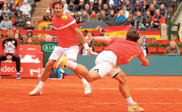 Feliciano y Marc López, durante el partido de dobles de la Copa Davis de este sábado.