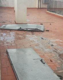 Imagen secundaria 2 - Policía Local de Moncada y Bomberos en el inmueble afectado por el rayo.