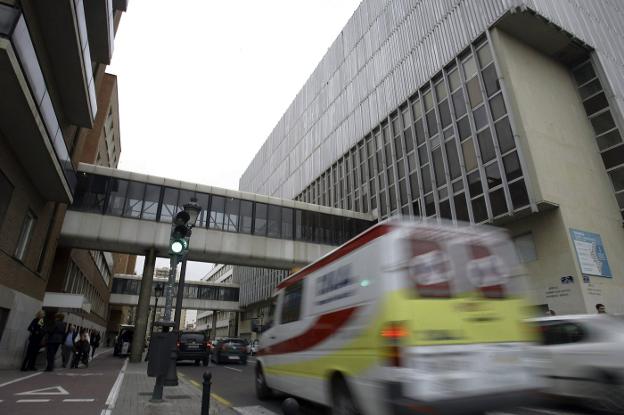 Personal del Clínico pide a Grezzi que limite el tráfico de la zona a uso sanitario