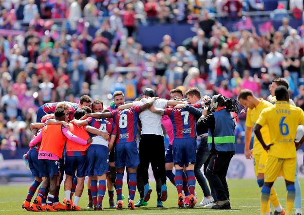Los jugadores del Levante celebraron como una piña el triunfo al final del partido. 