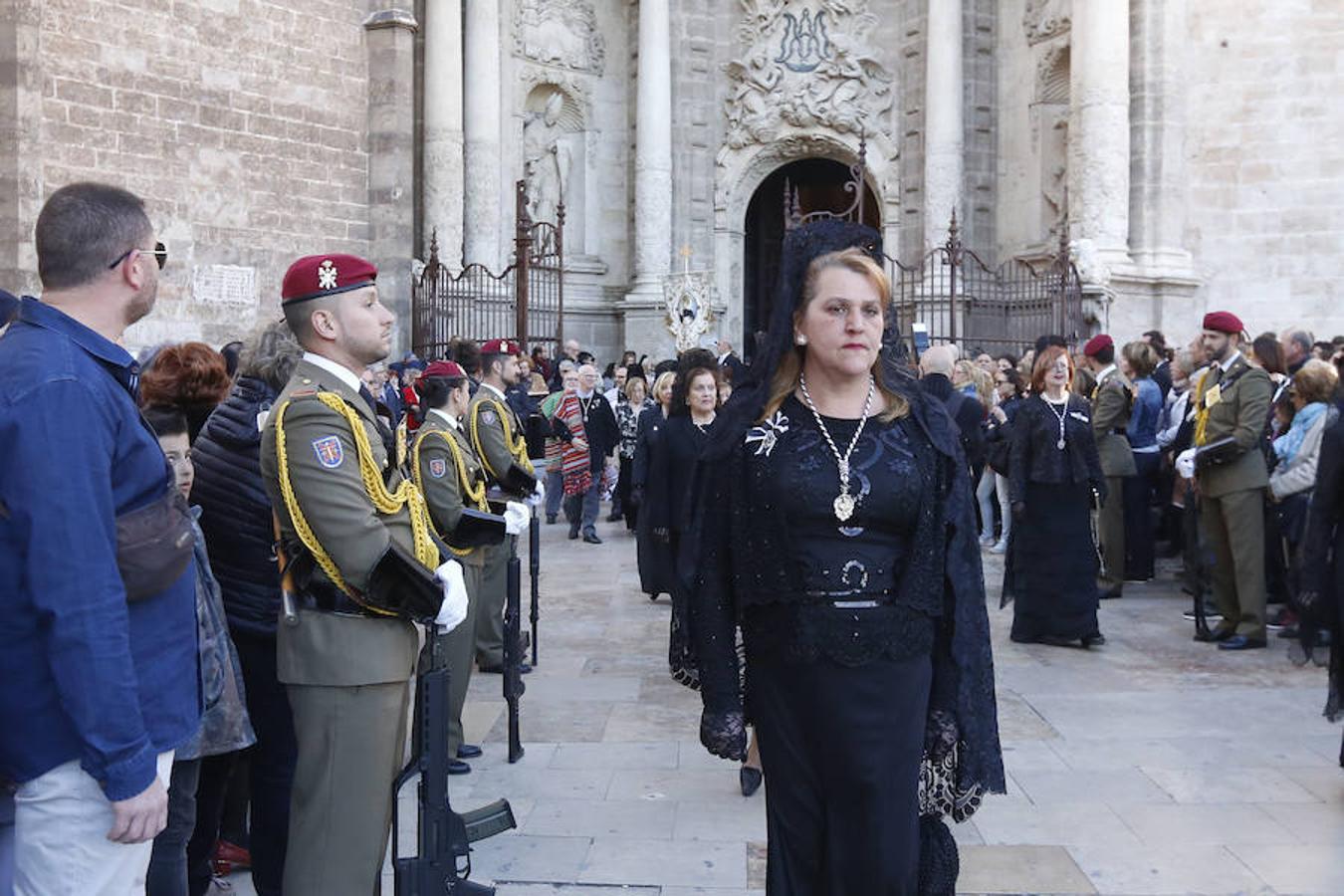 Los valencianos han celebrado en la tarde de este lunes la fiesta de San Vicente Ferrer con la tradicional procesión desde la Seo y con paradas en la casa natalicia del fraile, en San Esteban y en el antiguo convento dominico. 